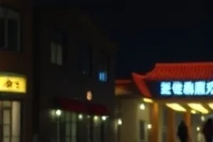 逆光下的铁路信号灯与远处山脊